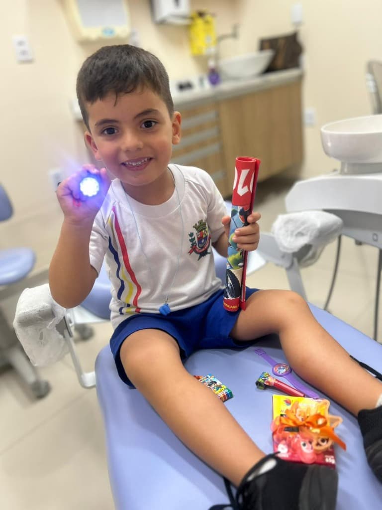 Criança feliz após consulta odontopediátrica na Clínica Dra. Giovana Urso em Cerquilho
